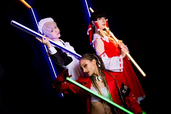 摄影师也会使用简单的英语引导拍摄!「不错!视线稍微往这边偏一些!」「稍微收一下下巴!」