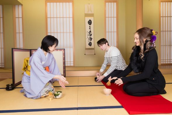状況に応じて、実際にお茶を点てる体験も可能です。