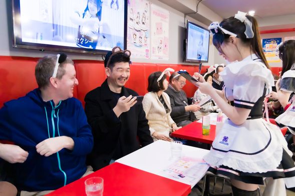 步行了许久后稍作休息。来到秋叶原就必少不了女仆咖啡厅!在众多女仆咖啡厅中,我们将带领您前往Abracadabra Tour精选的「maidreamin」进行体验。