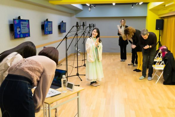 快乐的时光转瞬即逝。让我们感谢老师的指导!