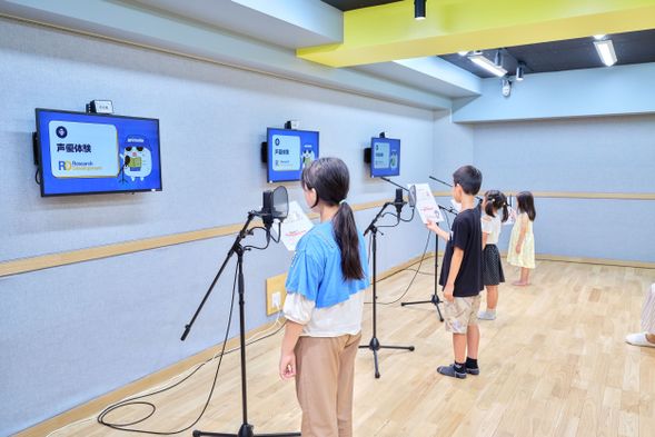 実際にマイクの前に立って、声をだしてみましょう!