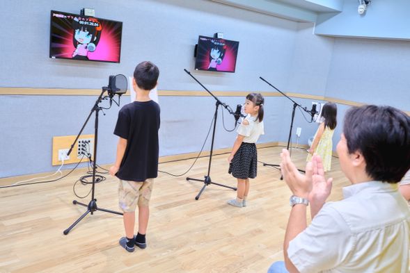 何度か練習したら、実際に収録してみるよ。
みんな、本当の声優さんになったみたい…!!