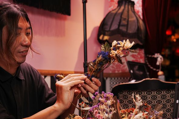 Our instructor will introduce you to a selection of flowers, including iconic Japanese varieties like pine needles and chrysanthemums.
*Flowers availability may vary by season.