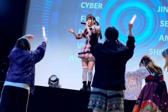 最後はアイドルのライブタイム!アニソンメドレーに合わせて盛り上がろう!