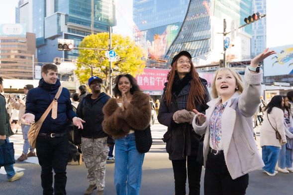 「なぜこんな交差点ができたの?」
「どれくらいの人が毎日通るの?」
といった背景をガイドと一緒に学びましょう。