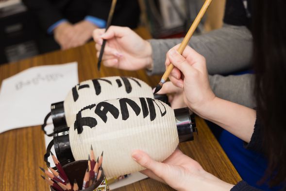 縁取りを塗りつぶすのも想像以上に難しい?!はみ出さないように集中します。