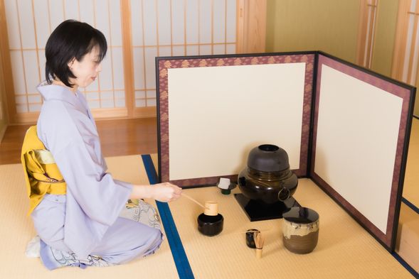 静かな茶室空間の中で、日本ならではの精神文化を感じましょう。