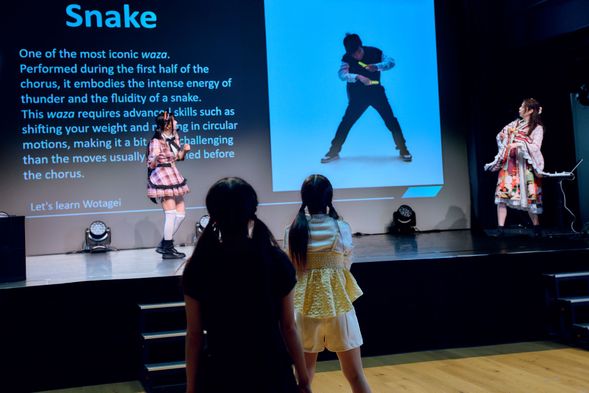 このプログラムのために特別編集された動画が巨大スクリーンに映し出されるよ!動画の通りに身体を動かしてみて!レッスン中はアイドルとガイドが分かりやすく教えてくれるから、ダンスが初めてでも安心!