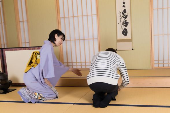 まずは、席入りの仕方を学びましょう。プログラム中も英語で進行するので、日本語が分からなくても大丈夫!