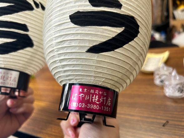 120年の伝統がある「早川提灯」の工房オリジナルシールを貼って、旅の記念にしましょう。