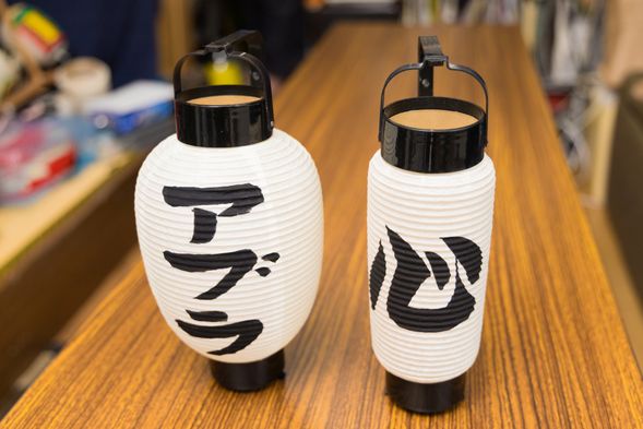 文字入れ体験スタート。まずは提灯のかたちを選びます。丸みのあるタイプと、縦長タイプからお選びいただけます。