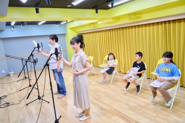 子どもたちに応援されながら、お父さん・お母さんも緊張のレコーディング…!