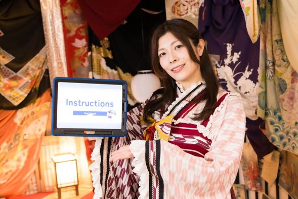 首先,向导会使用英语介绍现场的设施及注意事项。由于工作室内还有其他参加者,所以请仔细听我们说明一些须要遵守的规则哦!