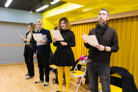 一边阅读台本一边一起练习吧!不要害羞,大声念出台词!