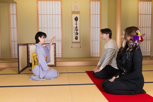 まずはインストラクターが和室での注意事項やプログラム内容についてレクチャーします。はじめての方でも安心して参加できますよ。