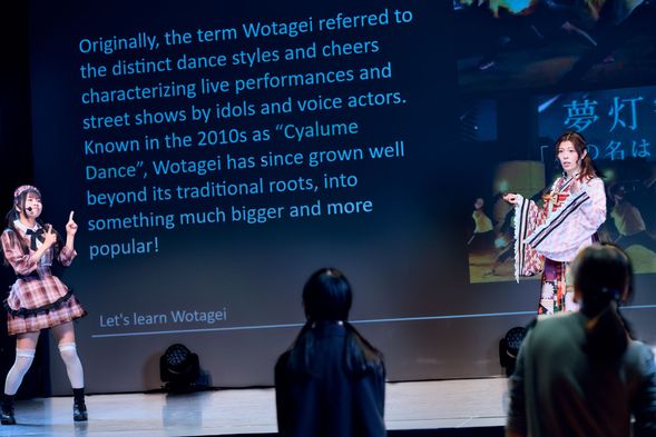 まずはサイリウムダンスについて紹介するよ!英語ガイドが通訳するので、日本語が分からなくても大丈夫!