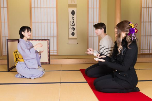 和菓子をいただきながら、講師から茶道について教えてもらいます。