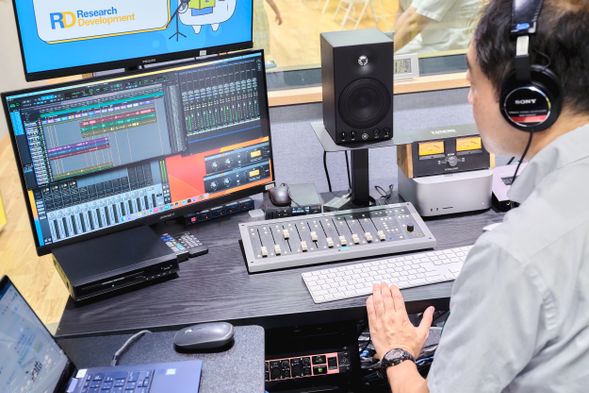 収録する際に利用する機材も見学できますよ。