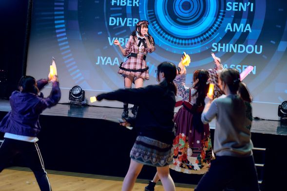 現役の声優アイドルやダンサーたちがステージ上で繰り広げる本格的な歌やダンスにもご注目!