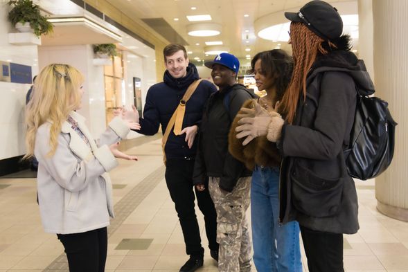 人は多いですが、駅近のため合流しやすく安心です。