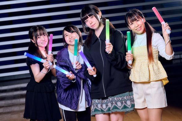 15色に発光する電池式コンサートライトと衝撃で発光するサイリウムでますますテンションアップ!