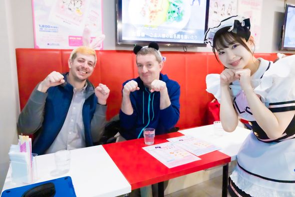 和可爱的女仆们一起给饮品施加魔法……