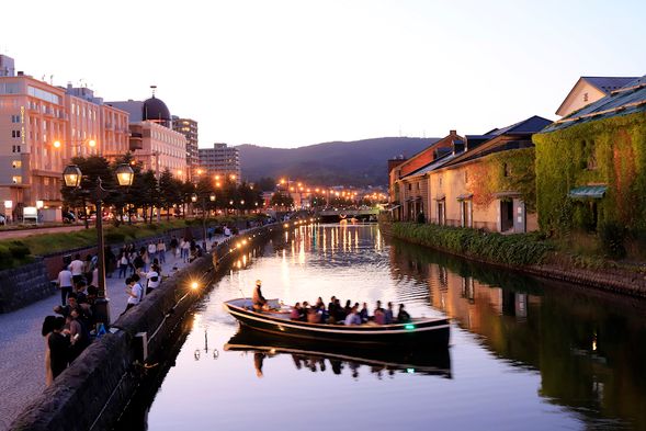 建物からの明かりが運河の水面に映りロマンチックな雰囲気です。