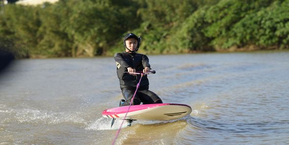 從跪姿開始感受水翼的特性,用最短的時間初嚐起飛的鳴笛聲