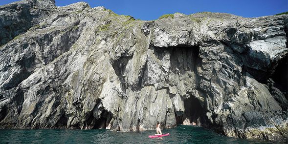 沿岸高聳壯麗的山石岩景,一槳一槳一探究竟