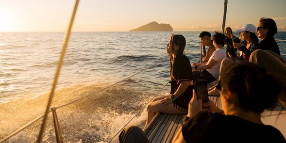 乘坐帆船開始移泊,航向龜山島,迎接日出