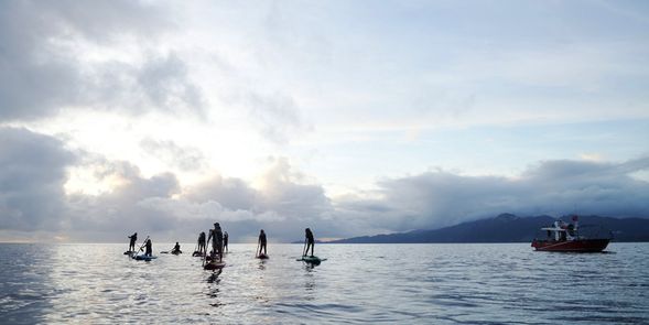 搭乘動力觀光船隻抵達基隆嶼下水