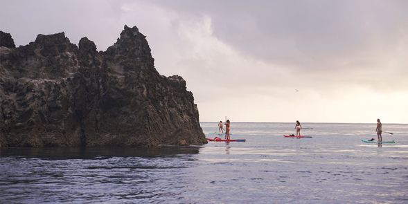 穿梭在奇岩怪石的小徑中,可能遇到強勁的水流一槳一槳逆流而上