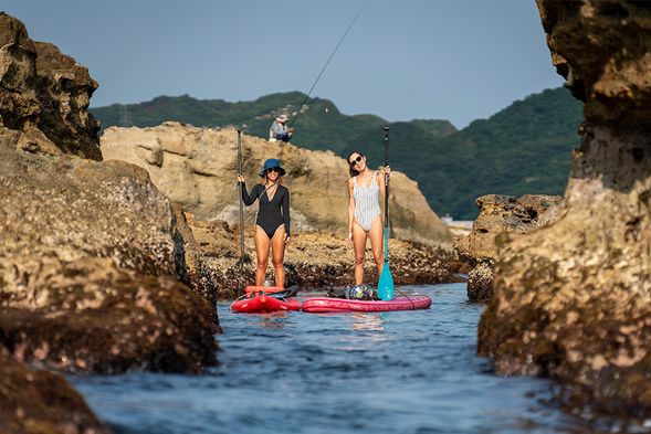穿梭在海蝕平台之間遊走