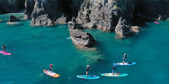 海蝕洞遍佈各個角落,與清澈的海水