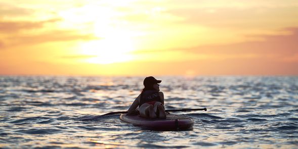 等待日出過程,此刻同時練習自己在水上SUP這趟該有的技能