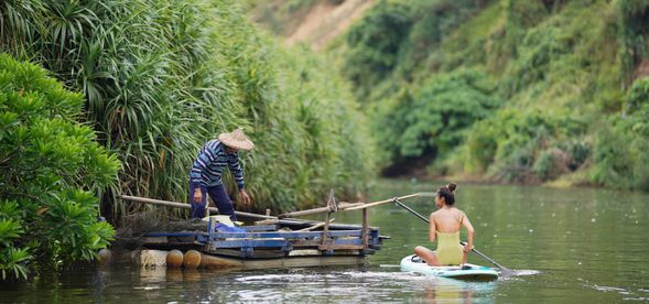 在河道上遊走,不僅享受自然洗禮還有機會貼近當地人文