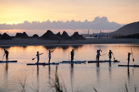 福隆背山面海,景致怡人是適合全民萌芽SUP水域,有清幽有好玩有故事