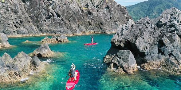 想像自己再破超級瑪麗魔王關迷宮,驚喜與驚艷高聳的岩石豎立在眼前可以如此貼近,也考驗著你的SUP操控划行技巧