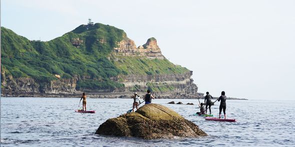 從龍洞灣內眺望鼻頭角,認識東北角海岸面貌