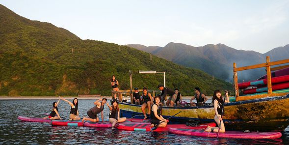 搭乘船隻直達秘境,盡情划行穿梭在這片美景之中,慢慢探索玩樂