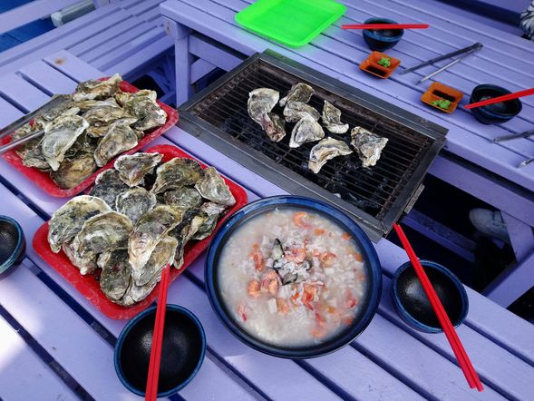 滿滿料的海鮮粥 一口粥一口牡蠣 超好吃的