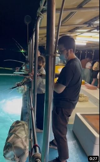 上下搖動自己的釣桿 讓小管來吃餌囉