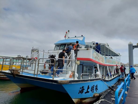 搭乘船隻出海欣賞外婆的澎湖灣內海