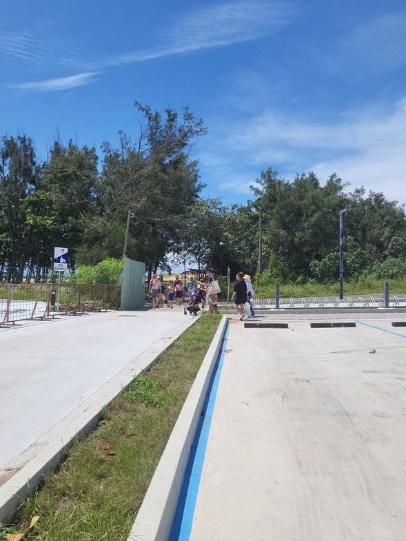 抵達停車外面後步行到報到櫃檯