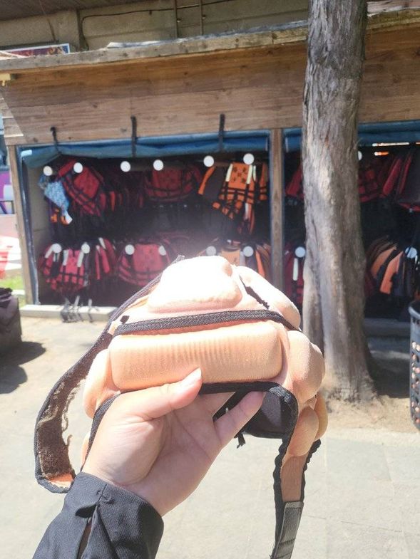 領取適合個人的救生衣跟安全軟式頭盔才能下去玩水上活動