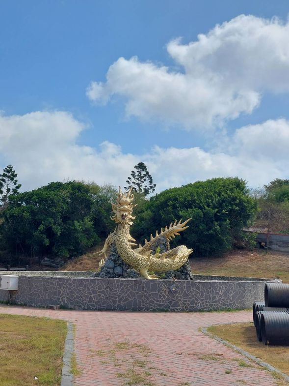 附近有很多蚵殼 做的動物