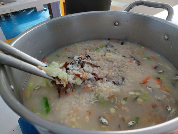 料多豐富的海鮮粥 熱熱的好好吃