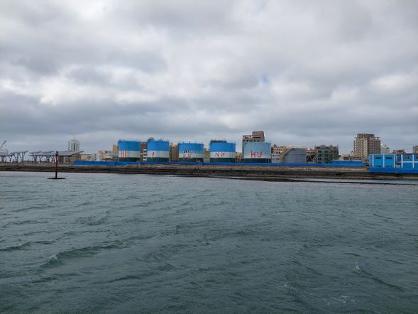 hi penghu 歡迎您來到澎湖 五個大油桶是澎湖儲油的油槽