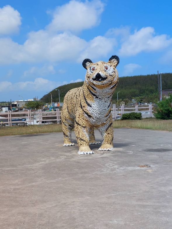 附近有很多蚵殼 做的動物