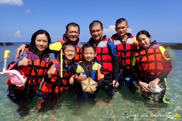 教練帶您出發探索海底珊瑚、餵魚